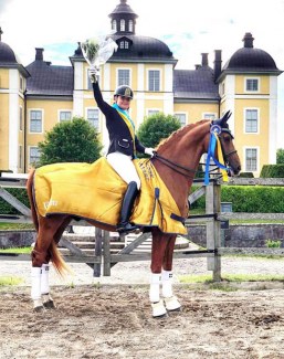 Felicia Olofsson and Bellman in front of Stromsholm castle at the 2019 Swedish Championships