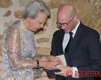 HRH Princess Benedikte receives a Longines watch from Matthieu Baumgartner at the 2019 WBFSH General Assembly Gala :: Photo © Ridehesten