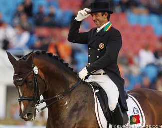 Daniel Pinto saluting the judges by removing his top hat at the 2017 European Dressage Championships in Gothenburg :: Photo © Astrid Appels
