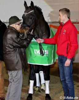 Breeder Peter Schweimanns kisses Rockwell as a special ceremony held at the Holkenbrink stallion show in 2014 :: Photo © LL-foto