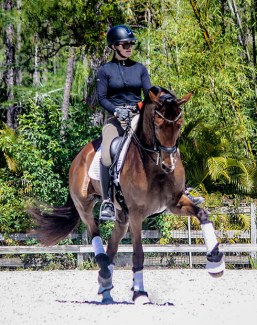 Amy Speck-Kern is a happy user of the Dave Thind Method to improve her seat :: Photo © Sue Stickle