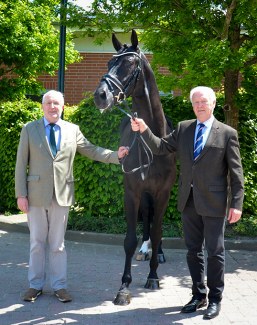 Dr. Wolfgang Schulze-Schleppinghoff and Wilhelm Weerda at the Oldenburg Horse Center in Vechta :: Photo © Sanchez
