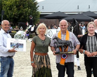 Bertus Naber with the Lifetime Achievement award as KWPN Breeder of the Year 2021 :: Photo © Jacob Melissen 