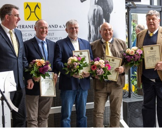 Dr Hinni Lührs-Behnke congratulated Hans Henning von der Decken, Hartmut Wilking, Klaus Storbeck and Jürgen Stuhtmann on receiving the Hannoveraner Verband's Golden Badge of Honour (from left to right).