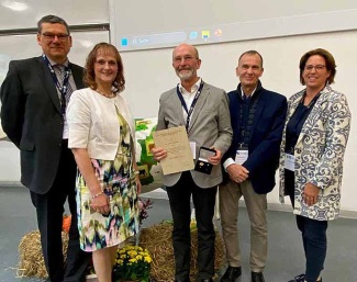Hans-Willy Warder (DGfZ President), Dr. Bettina Bongartz (DGfZ Managing Director), Dr. Ludwig Christmann, Prof. Dr. Harald Sieme (DGfZ Deputy President), Dr. Teresa Dohms-Warnecke (DGfZ Advisory Board Member and Deputy Managing Director of the FN Breeding Division) :: Photo © private
