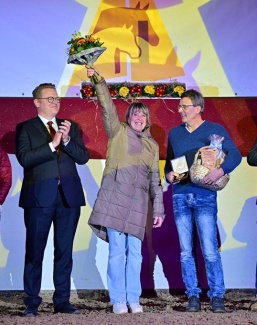 Carsten Grill, Romy Pöhler and Steffen Jahn at the 2026 DSP Stallion Licensing where Jahn received the FN plaque in gold.