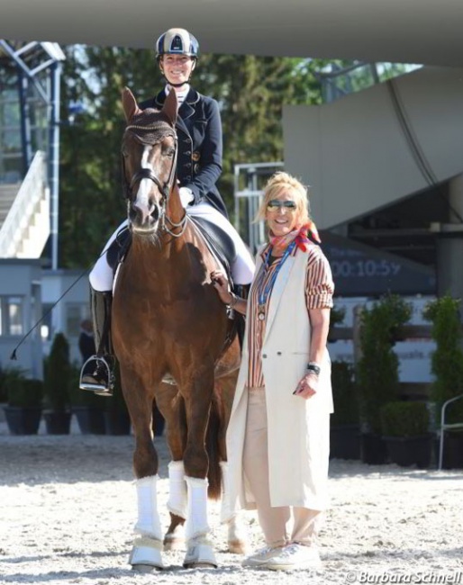 Jana Kun on Clement V, flanked by her mother and CDI Aachen show organizer Renate Dahmen :: Photo © Barbara Schnell