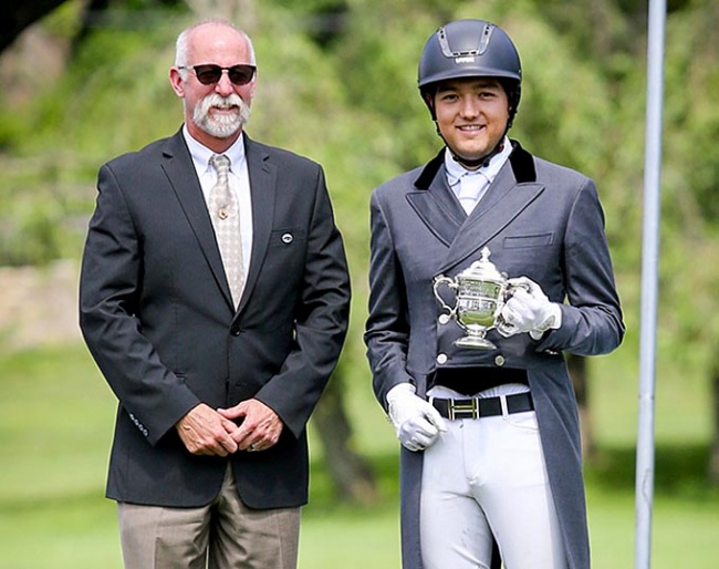 Judge Osinski handing the 2019 Captain Andrew B. de Szinay Memorial Sportsman Trophy to Mexican Carlos Maldonado Lara 