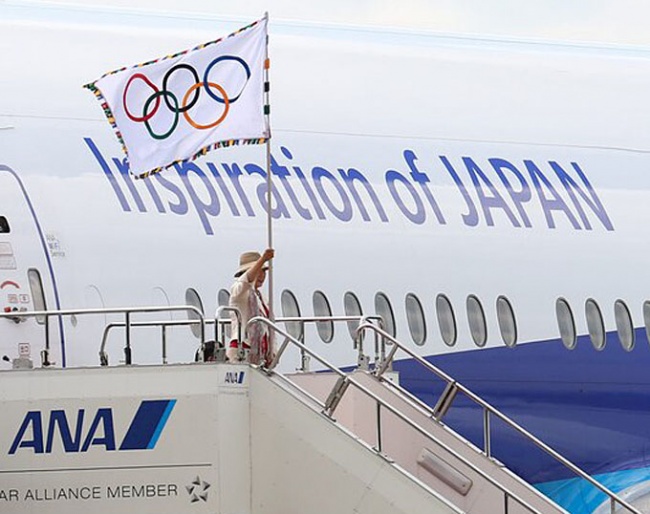 The Olympic flag arriving in Japan in 2016 :: Photo © IOC