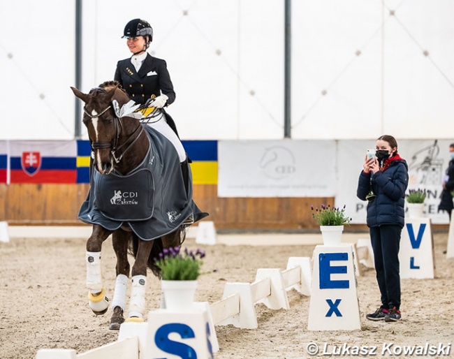 Kristy Oatley in the lap of honour with Du Soleil, getting filmed by daughter Rose :: Photo © Lukasz Kowalski