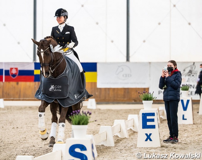 Kristy Oatley in the lap of honour with Du Soleil, getting filmed by daughter Rose :: Photo © Lukasz Kowalski