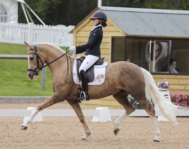 Ruby Hughes and Hilkens Showgirl :: Photo © Lottie Elizabeth