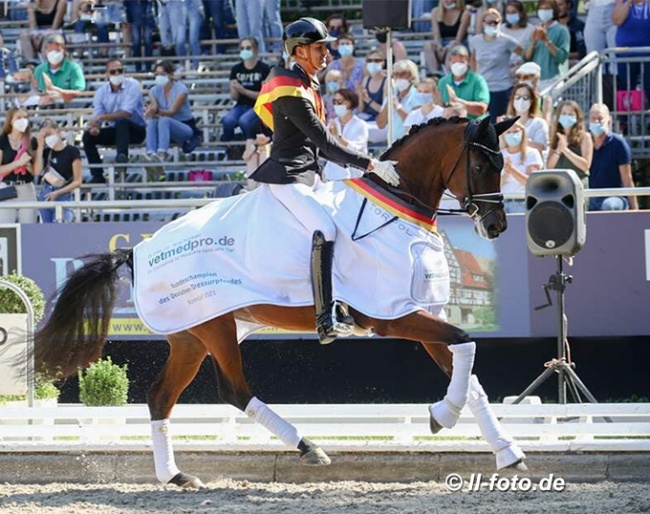 Thomas Schulze and Forever Valentine win the 6-year old Finals at the 2021 Bundeschampionate :: Photo © LL-foto