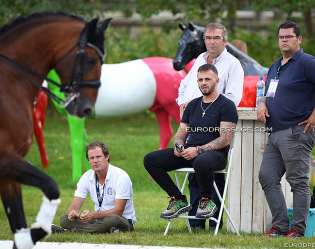 The Portuguese team of Campline Horses watching Brazilian Joao Marcari Oliva and Escorial Horsecampline warm up :: Photo © Astrid Appels