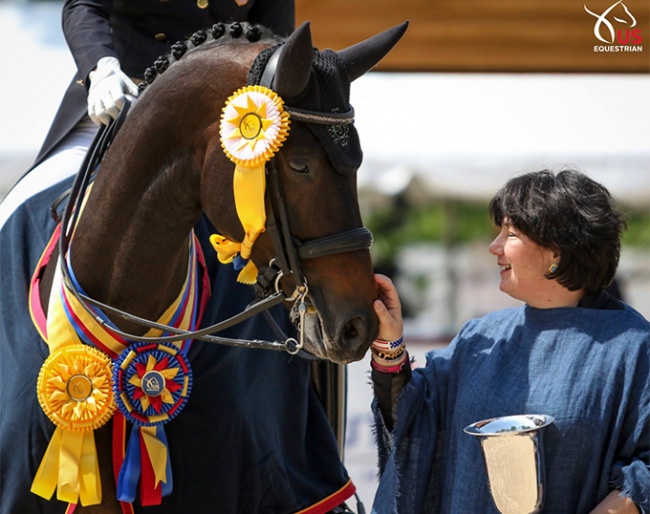 Owner Betsy Juliano cuddles Horizon, the 2017 U.S. Intermediaire I Champion :: Photo © US Equestrian
