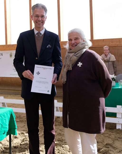Dr. Jan Holger Holtschmit hands the Riders' Cross in Silver to Britta Bando :: Photo © Gold-Kraemer-Stiftung