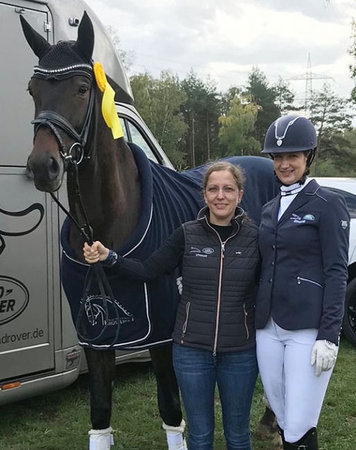 Aweih with breeder and owner Tina Hinnemann and rider Stefanie Wolf in 2019