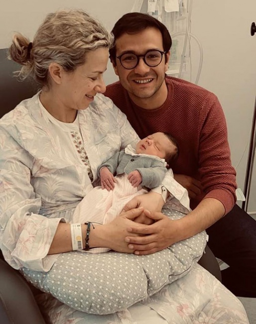 Maria Moura Caetano and António Gomes Pereira with newborn baby Maria do Rosário :: Photo © Caetano