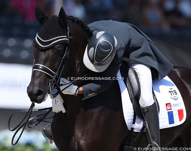 Corentin Pottier hugs Haras du Feuillard's KWPN stallion Gotilas :: Photo © Astrid Appels