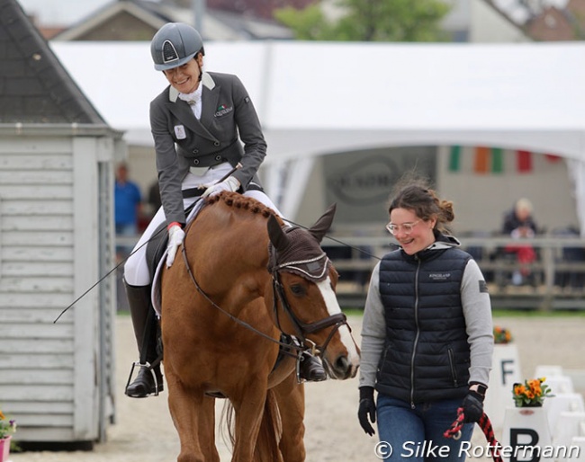 It’s the taking part that counts! Happy faces of Barbara Minneci, Stuart and his groom Amélie Gabriel Pouleur :: Photo © Silke Rottermann