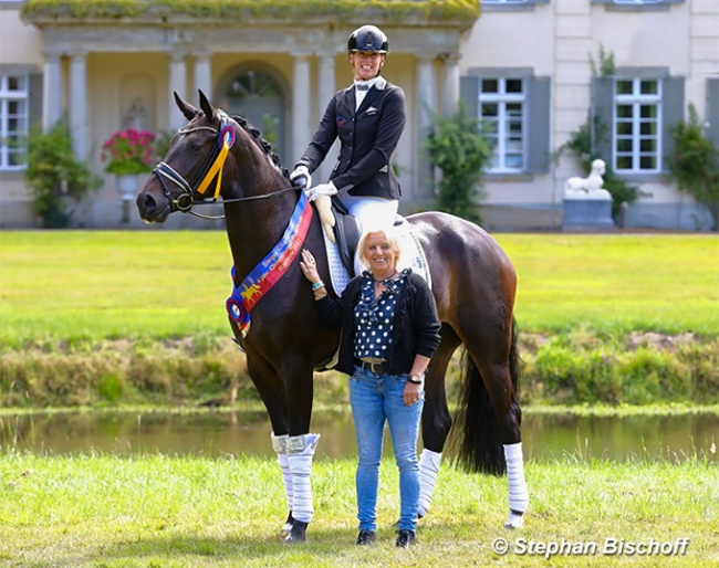 Anna Mitter on Fleur Belle Tyme OLD with owner Evi Strasser at the 2022 Oldenburg Young Horse Championship in Rastede :: Photo © Stephan Bischoff