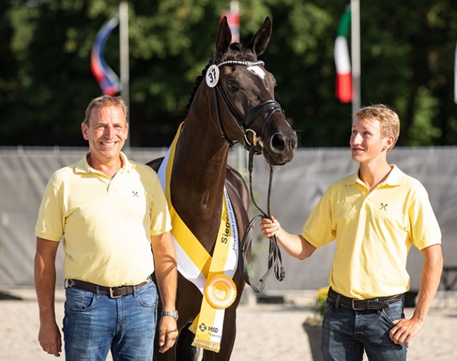 Johannes Westendarp (left), breeder and owner of the 2022 Hanoverian Elite mare champion Exclusive. Son Mathis, a highly successful German youth team rider in show jumping, presented the mare in hand:: Photo © Hannoveraner Verband