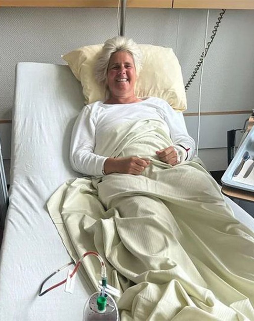 The ever-smiling and optimistic Uta Gräf in the hospital after knee surgery