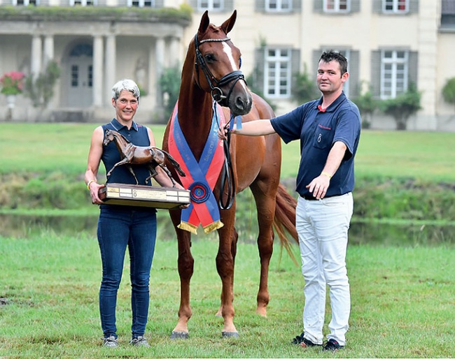 The 2022 Oldenburg Elite Mare champion Benice, born 2019, by Benefit out of Uthinga by Stedinger - De Niro - Figaro, bred by Helmut Kleenand ownend by Jos and Ingrid Blonk, Netherlands, on the photo with breeder’s daughter Sandra Kleen :: Photo © OLD Art