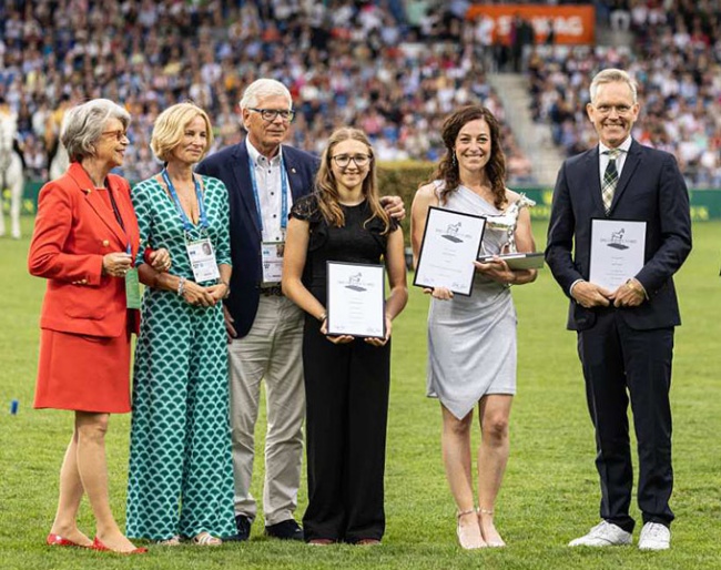 The winner Juliane Barth with the placed riders Lia Beckmann and Jan Tönjes, as well as the jury members :: Photo © CHIO Aachen/Jasmin Metzner