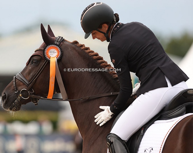 Stefanie Wolf pats San to Alati getting ready for the prize giving ceremony :: Photo © Astrid Appels