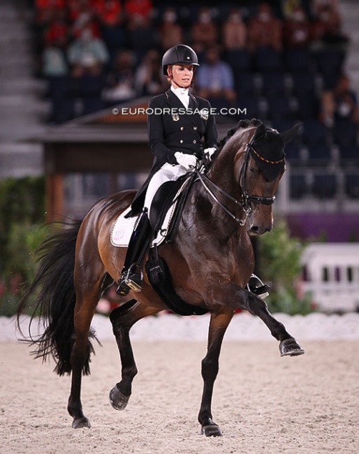 Jessica von Bredow-Werndl and Dalera BB strutting to the Olympic title in Tokyo 2021 :: Photos © Astrid Appels