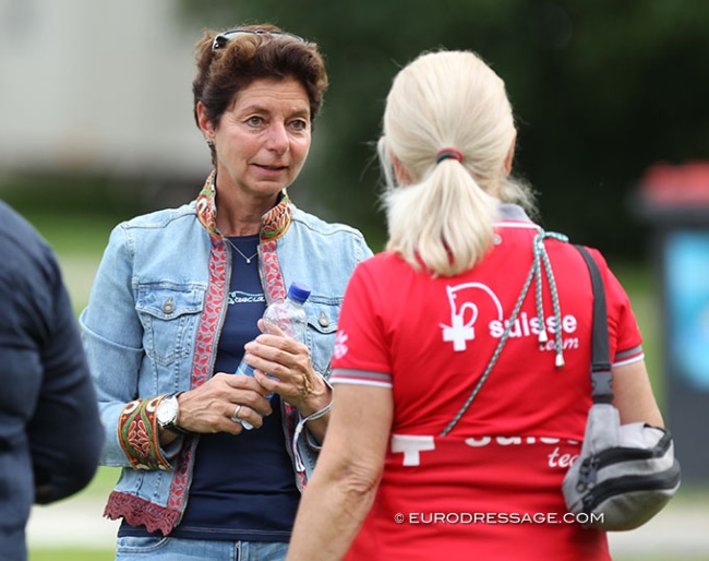 Monica Theodorescu in conversation with Swiss youth team captain Heidi Bemelmans at the CDIO Hagen in 2021 :: Photo © Astrid Appels