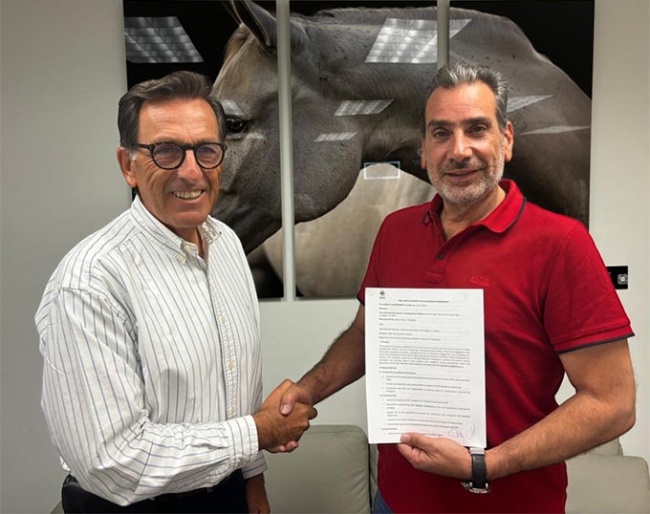 Ecuador’s Jaime Morillo (left) with PAEC President César Hirsch after signing the contract for his new role as PAEC Sport Development Officer.