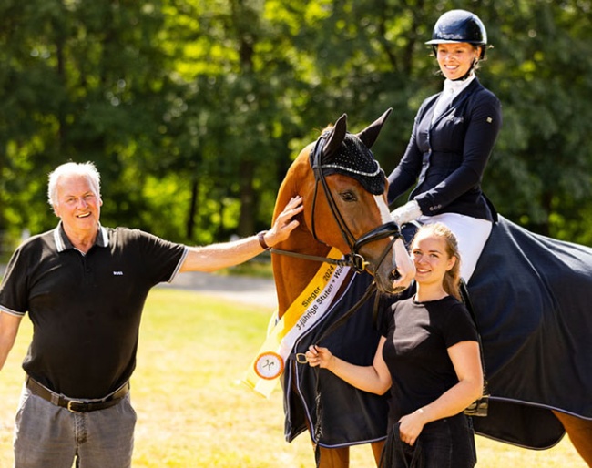 Hanoverian 3-year old mare champion Senorita La Bonita with breeder Axel Windeler :: Photo © Hannoveraner Verband