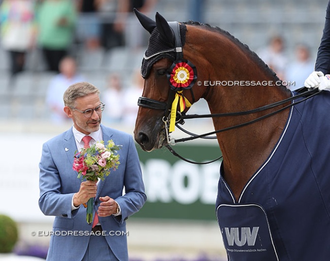 2023 CDIO Aachen sponsor Thomas Förl (Sparkasse Aachen) notices that Times Kismet is very interested in the flowers :: Photo © Astrid Appels