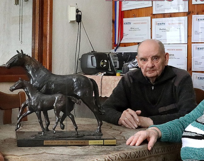 Tinus Naber with the KWPN Breeder of the Year Trophy :: Photo © KWPN