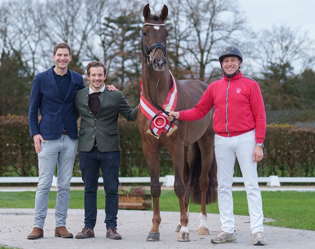 Franz-Georg Ottmann and Thomas Berger with their licensing champion by Vitalis x Furst Jazz, handled by Johannes Westendarp :: Photo © Reckimedia.