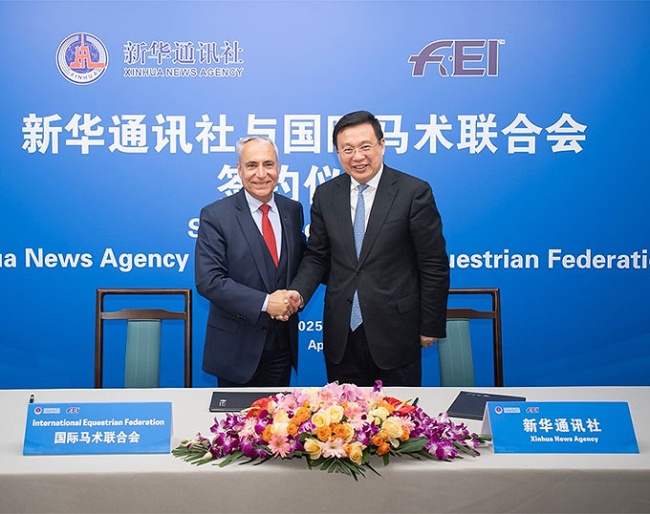 FEI President Ingmar De Vos and Xinhua President Fu Hua at the signing ceremony in Beijing :: Photo © FEI / Xinhua Media Agency