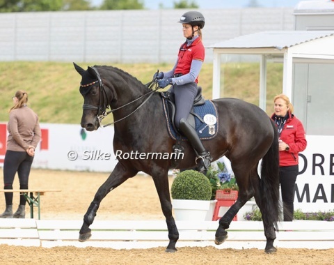 Regine Mispelkamp schooling Bayala at the CPEDI Mannheim :: Photo © Silke Rottermann