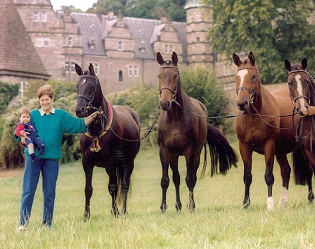Jutta Langels with her mares and castle Hämelschenburg in the backdrop :: Photo © private