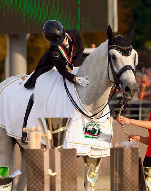 Grand Prix champion's Aniko Losonczy and Dior S in front of the trophy table :: Photo © Domcs