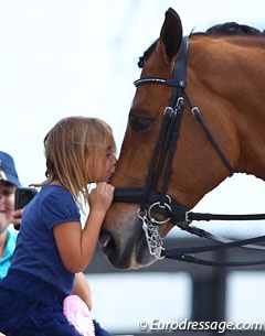 Denielle Gallager's daughter kissing Argo Conti Tyme :: Photo © Astrid Appels