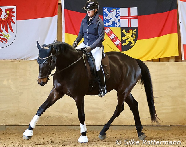 Uta Graf riding Herzenswunsch in the forward-downward-position during the lesson with Anja Beran at the 2026 Burgtagung :: Photos © Silke Rottermann			