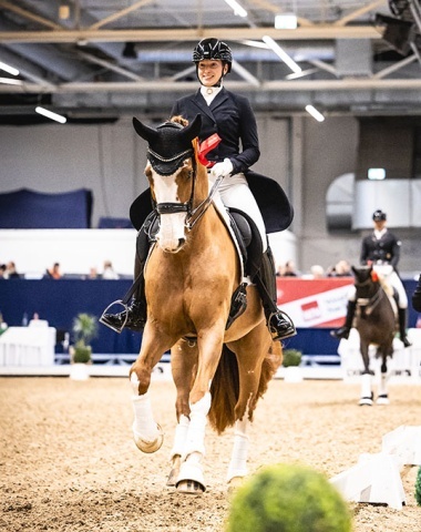 Amelie von Harsdorf and her team run a professional yard in Raubling, Germany, focused on dressage sport and maximum equine welfare. 