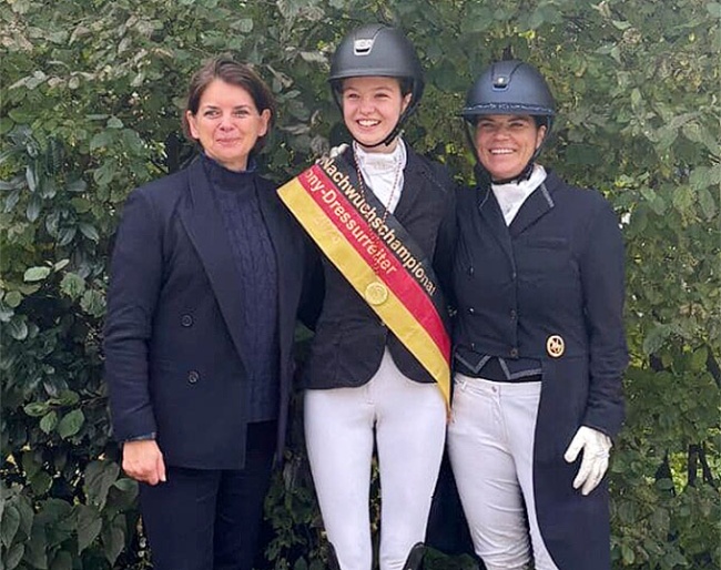 Pony team trainer Caro Roost (left) with winner Franka Müller :: Photo © private