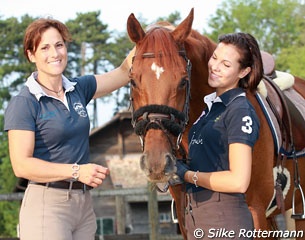 Antonella and Leanna Joannou :: Photo © Silke Rottermann